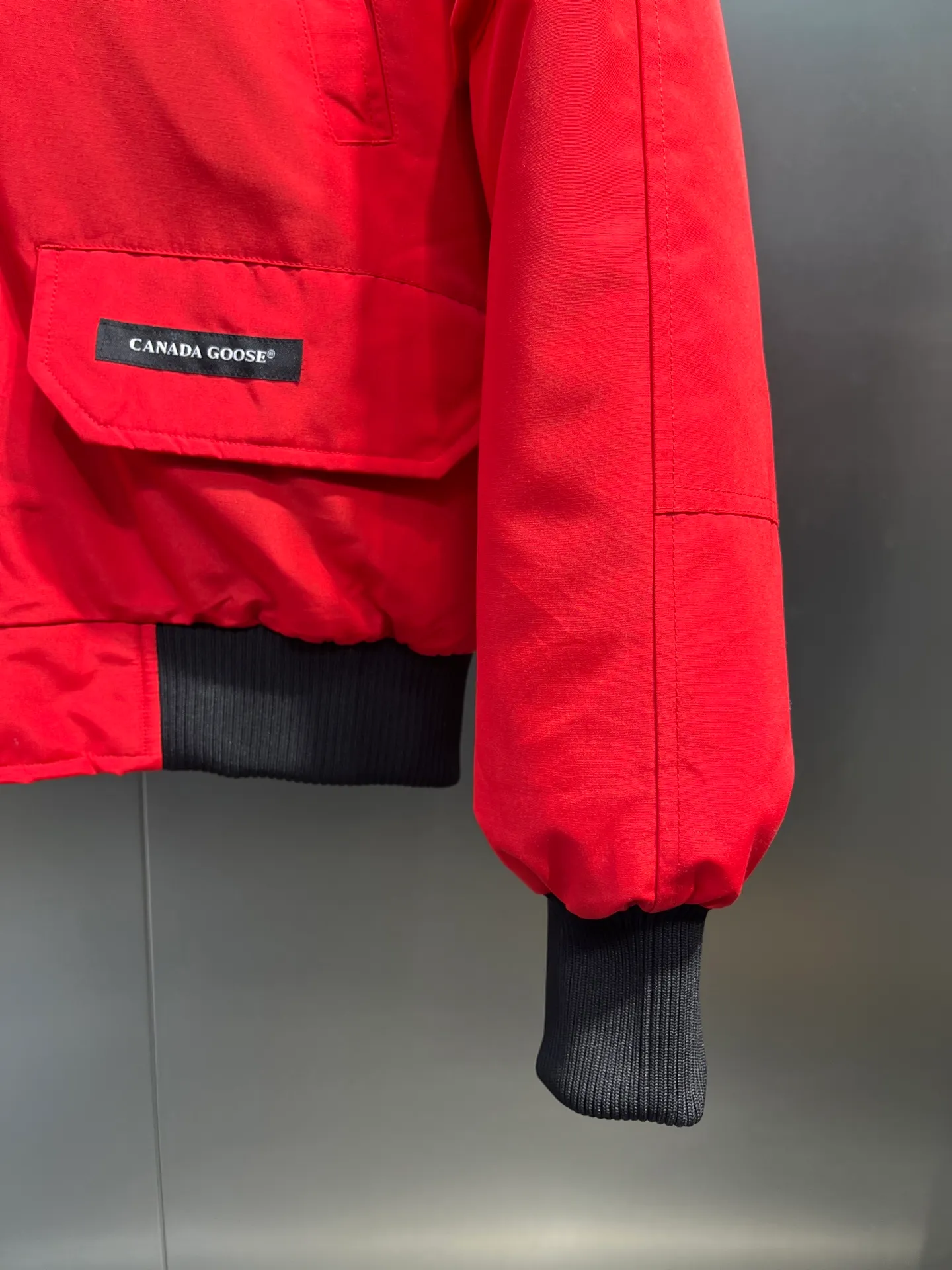 P780 high-end version (new version of Big Goose 01) Canada Goose Canada Goose #Chilliwack 7999M bomber jacket short down jacket/01 model #Men and Women Same Style# ➖ Genuine synchronous anti-counterfeiting chip sensor! ➖ Imported 21S polyester-cotton blended original fabric [last year’s 16S/18S hard fabrics have been completely eliminated, this year all use 21S genuine synchronous fabrics, the soft mid-strap feels delicate and textured], genuine synchronous Feather-Light 10D waterproof coating fabric, made of 84.5 polyester fiber and 15.5 cotton, 100% the best feel in the entire network! ➖ The genuine official website is synchronized with the national standard 80 white duck down, you can check the official website customer service, there will never be a series of misleading claims such as 90 down or goose down! ➖ Using the best nylon lining with double double-layer sealing design, velvet-proof No. 7 needle + grid-filled down ready-made garments, there is 100% no so-called velvet running! ➖ The cuffs are designed with thickened seamless threads, and the collar and pockets are lined with top-quality polar fleece to keep you warm and comfortable! ➖ Yoshida YKK provides original factory-customized electroplated sliders. YKK two-way lockable zippers are tight and smooth and do not peel off paint! ➖ 3M composite guarantees that the Velcro is the same as the original, durable, and all accessories and hardware are custom-made! ➖ Imported BEHRINGER embroidery machine to customize the 10,000-needle embroidery logo, 98% of which can be reproduced to restore the original logo. You can check and compare on the official website! ➖ The fur collars are all made of large pieces of Western Canadian blue wolf hide, ensuring that each fur collar is 13-15cm wide!   Size:XS-XXL